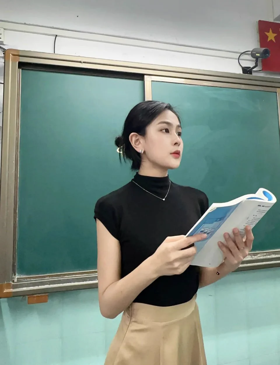 阳光下，我是温柔耐心的老师~

黑夜里，我却孤独到快要窒息~

婚姻的围墙困住了我的身体，却困不住我的欲望~
同城的你愿不愿意闯进我的世界，给我一点真实的温度~ https://t.co/5CKywjrdlS