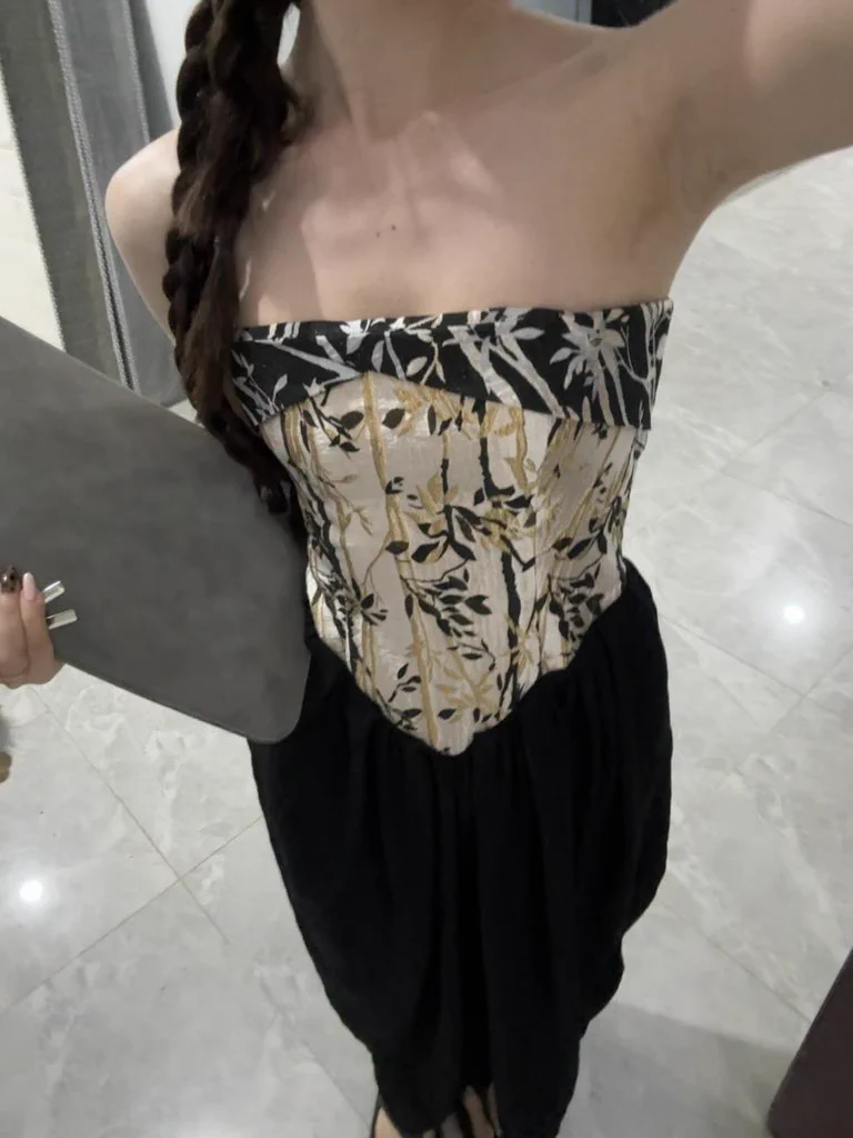 小胸穿抹胸的烦恼 胸贴根本撑不住 https://t.co/9V1fpV3ORg