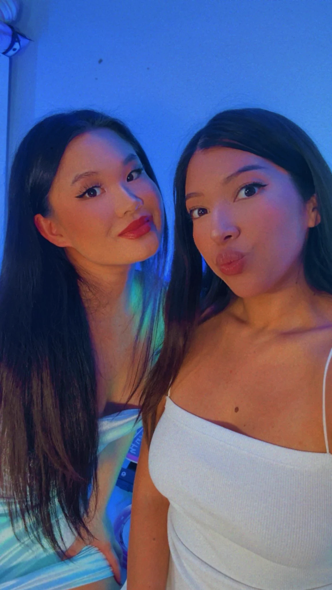 going live with @itzsakura02 go to https://t.co/qlorlPqink to join our live stream 💖 https://t.co/iCzYMNQpiz