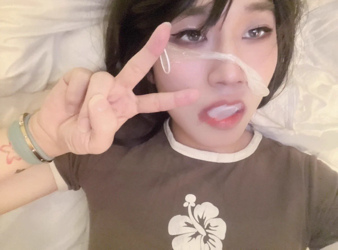 主动吸吮🚪哥的鸡巴，然后丝袜被撕开，鸡巴进入我的骚穴，被干的全身发软，最后对着相机拍照比耶，是喜欢和🚪哥做爱的小“女”孩 #男娘 #伪娘 #反差 #母狗 #cd https://t.co/u0j5UWGaVP