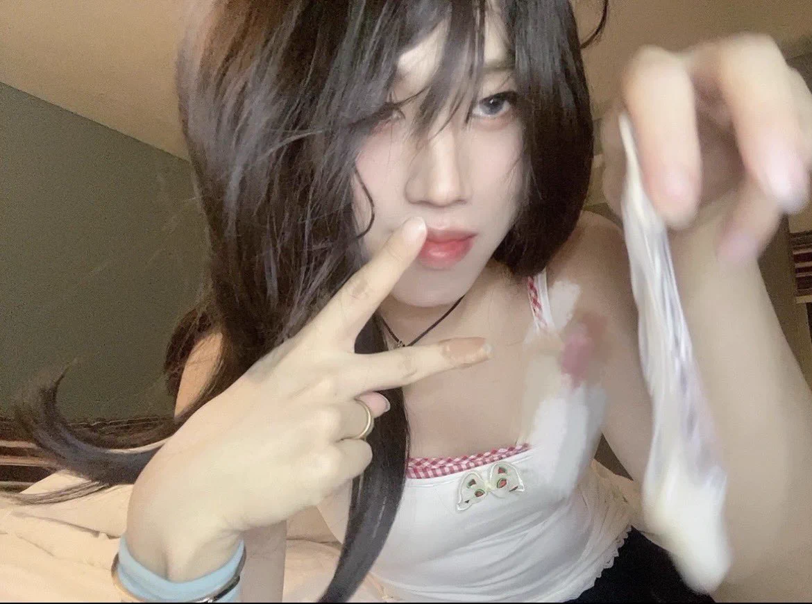 主动吸吮🚪哥的鸡巴，然后丝袜被撕开，鸡巴进入我的骚穴，被干的全身发软，最后对着相机拍照比耶，是喜欢和🚪哥做爱的小“女”孩 #男娘 #伪娘 #反差 #母狗 #cd https://t.co/u0j5UWGaVP