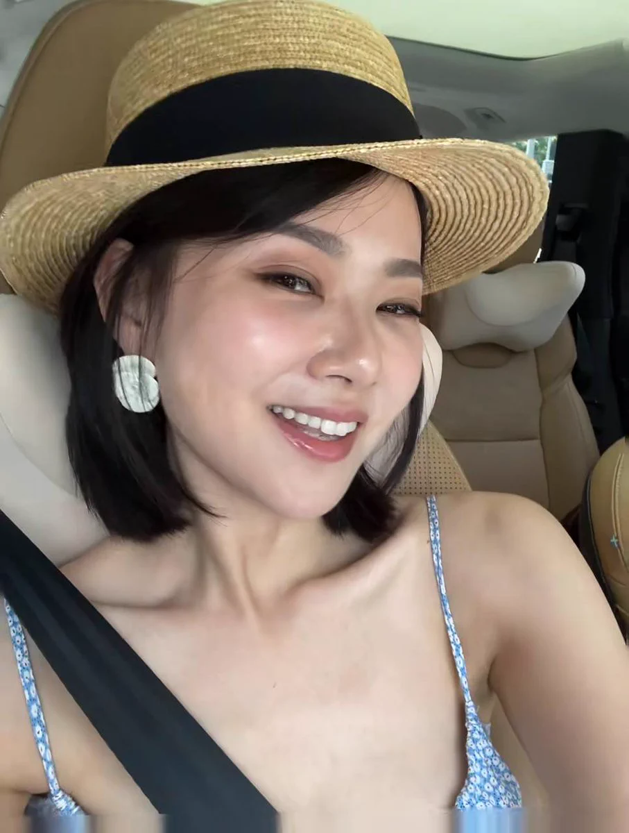 回国后真是风光满面，开着我的小车就迫不及待的去见给我留言的一位老粉丝...
说要给送礼物，想不到一进门就直接推我上床 掐我的奶头、直插我的小穴，那一秒真的让我体验到了在老公身上感受不到的快乐，这位粉丝给 的礼物也确实让我开心...
丹姐最近有时间，想约丹姐的大胆私信哦！！! https://t.co/Mvw2OKuw9c