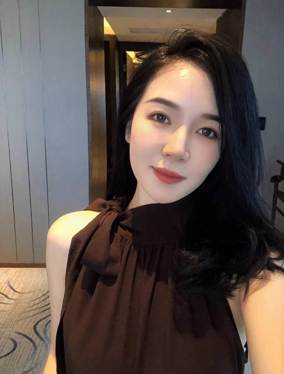 试了新的穿衣风格，感觉还挺不一样～

别看我白天出门的时候穿的很端庄，私下里也是特别渴望有个人来排解我内心里的孤独，由于没有长期的性伴侣，很多时候只能自己安慰自己～

很多时候会通过在约会聊天的时候突然引发我的服装设计灵感呢，粉丝们有什么好想法告诉我，咱们唠唠～ https://t.co/Inb6aFCDfi