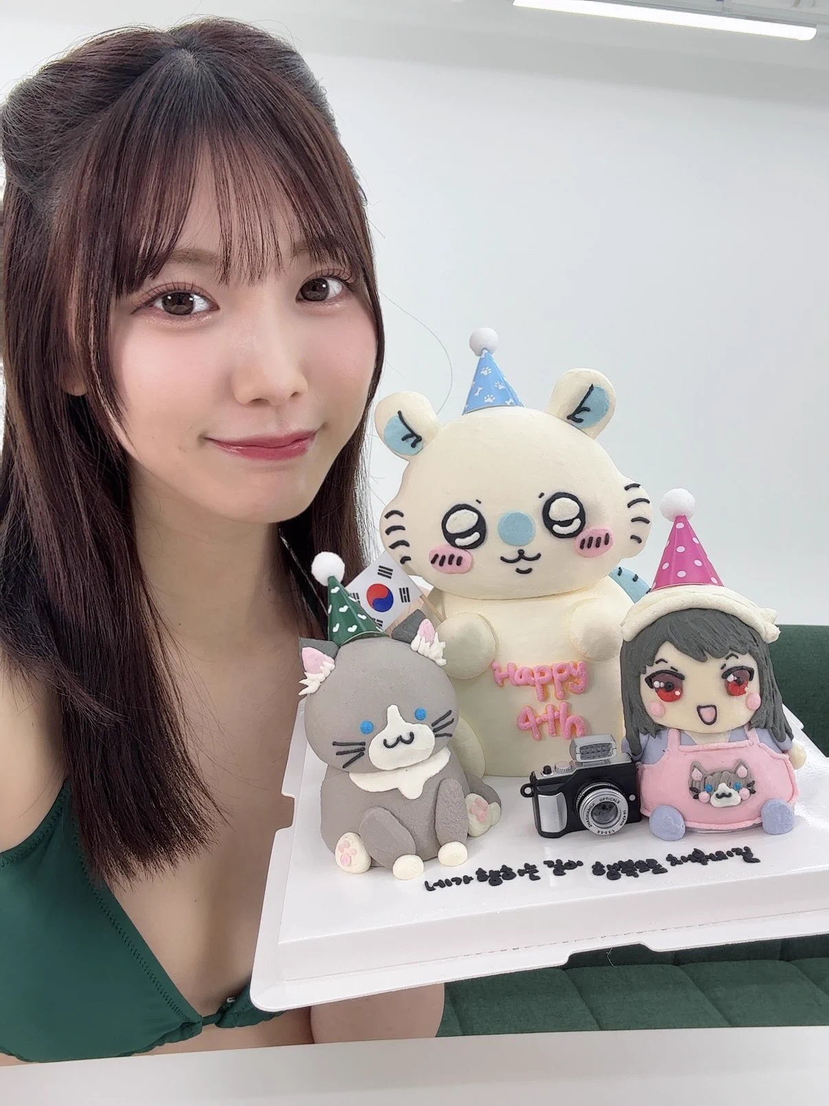 韓国イベント1日目ありがとう🫶🏻
少し早めの4周年のお祝いをしてもらった！
特製ケーキかわいい🎂本当にうれしい！

明日のファンミーティングもよろしくお願いします🥳

정말 고마워🥹 https://t.co/IualZzd3Ad