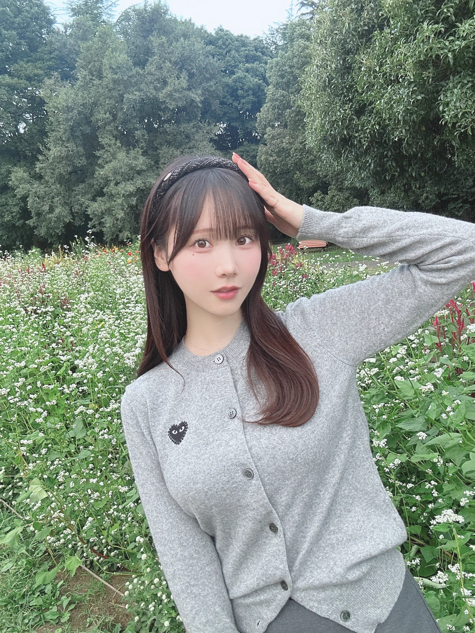 Q後ろの白いお花の名前は何でしょう

ヒント:食べたことあるかも？アレルギーに注意！ https://t.co/avnnZtfoCk