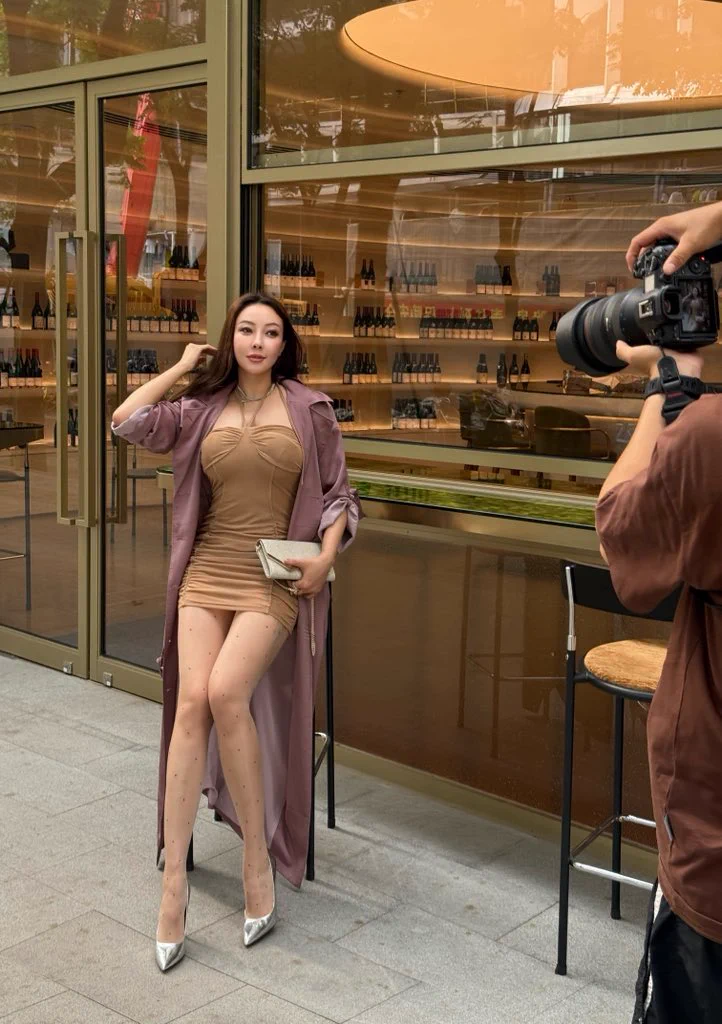 上海还是35度的高温，外景穿风衣是真的汗如雨下，衣服都感觉粘在身上，又是高能量的一天，只想回家当一枚宅女！@guoer0212 https://t.co/AC9hziehix