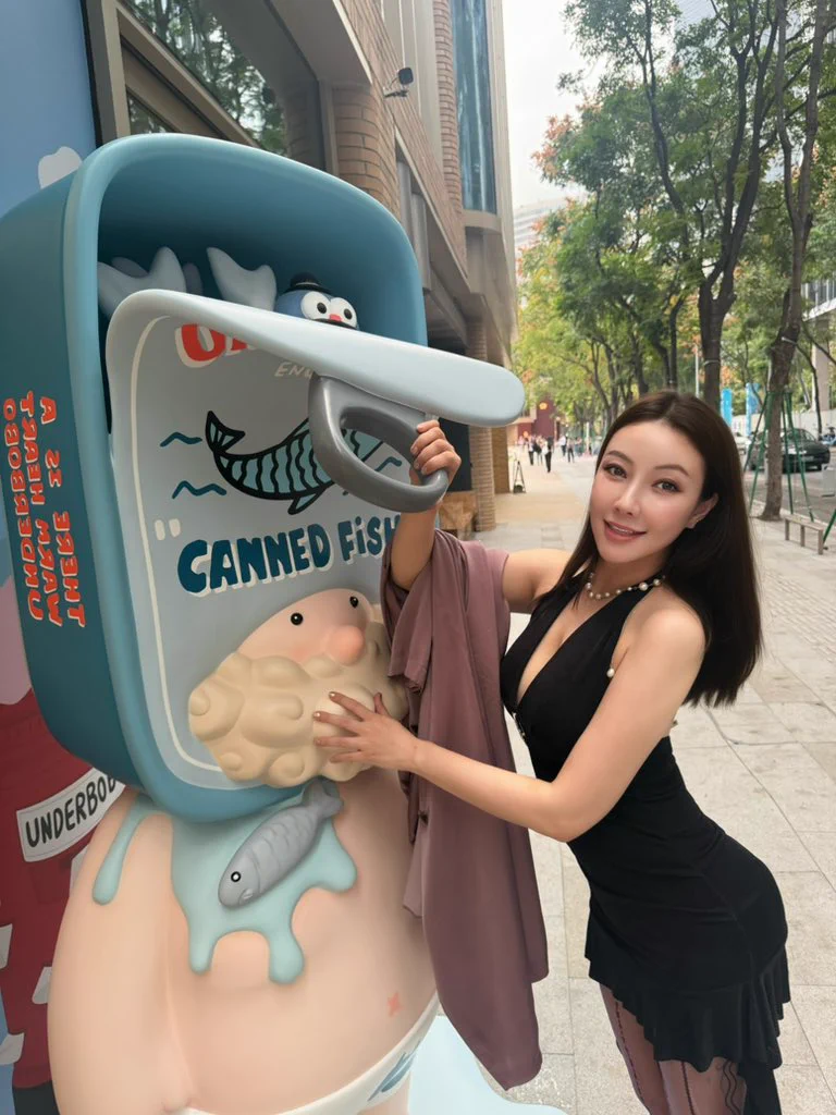 上海还是35度的高温，外景穿风衣是真的汗如雨下，衣服都感觉粘在身上，又是高能量的一天，只想回家当一枚宅女！@guoer0212 https://t.co/AC9hziehix