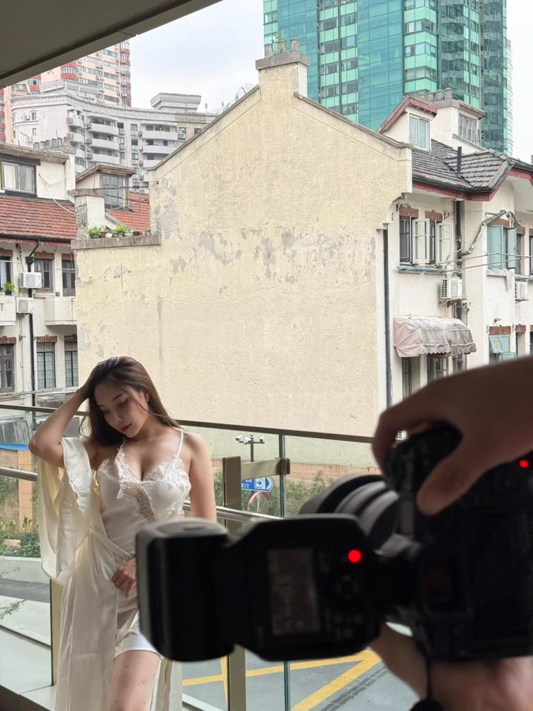 上海还是35度的高温，外景穿风衣是真的汗如雨下，衣服都感觉粘在身上，又是高能量的一天，只想回家当一枚宅女！@guoer0212 https://t.co/AC9hziehix