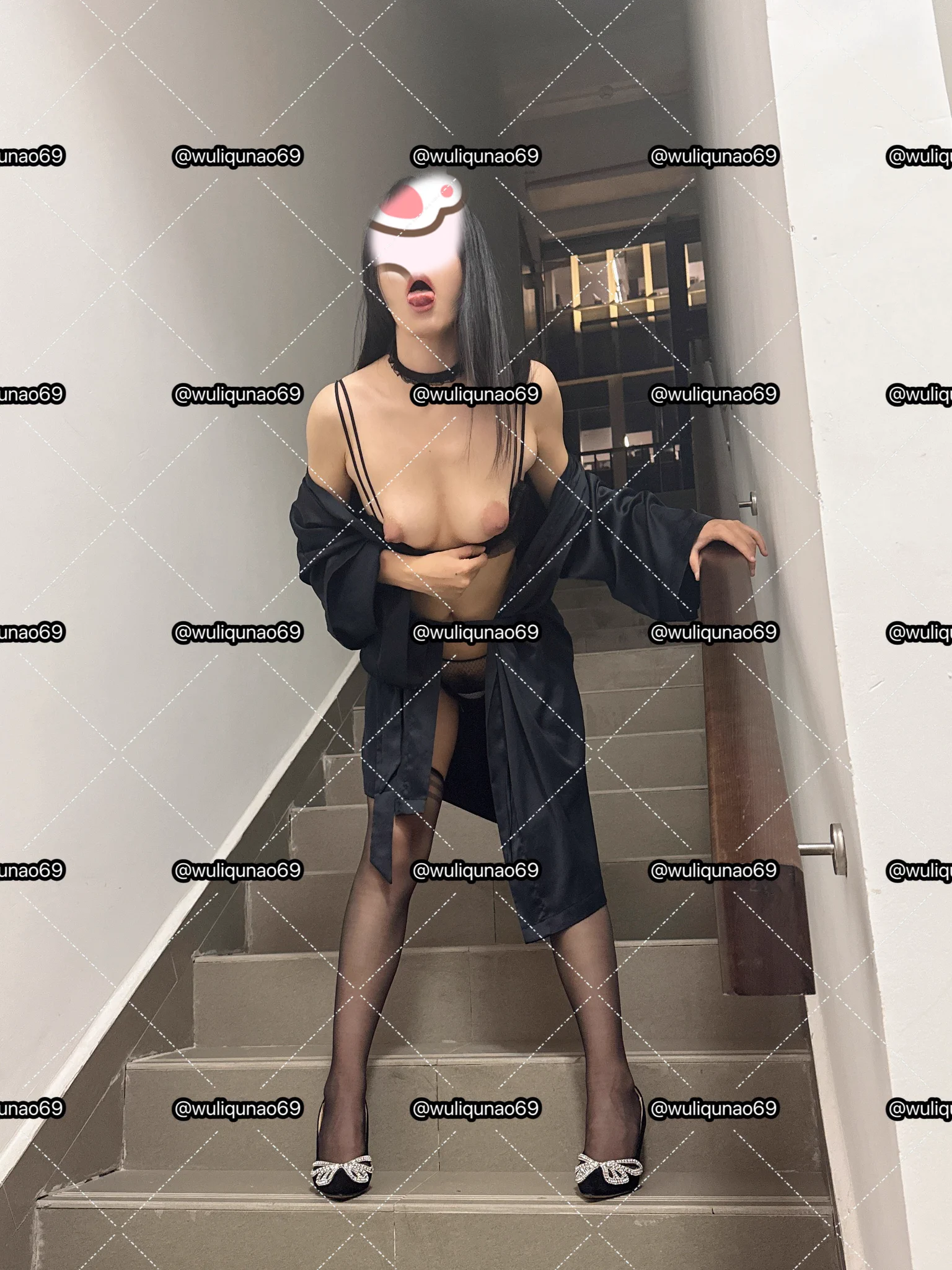 这套楼道露出快发完了，由于没有真刀真枪的干所以都是一些摆姿势，比较生疏但也是越来越熟练。马上1000粉了，大家有什么想看的或者好的建议发我哦，主页有匿名链接，也可以评论私信。礼貌交流有效交流，感谢🙏🏻

喜欢的点点关注点点赞，反响好了才有动力多拍多发

请大佬转发
@luchu888
@ypzs888 https://t.co/0aKgasmUF4