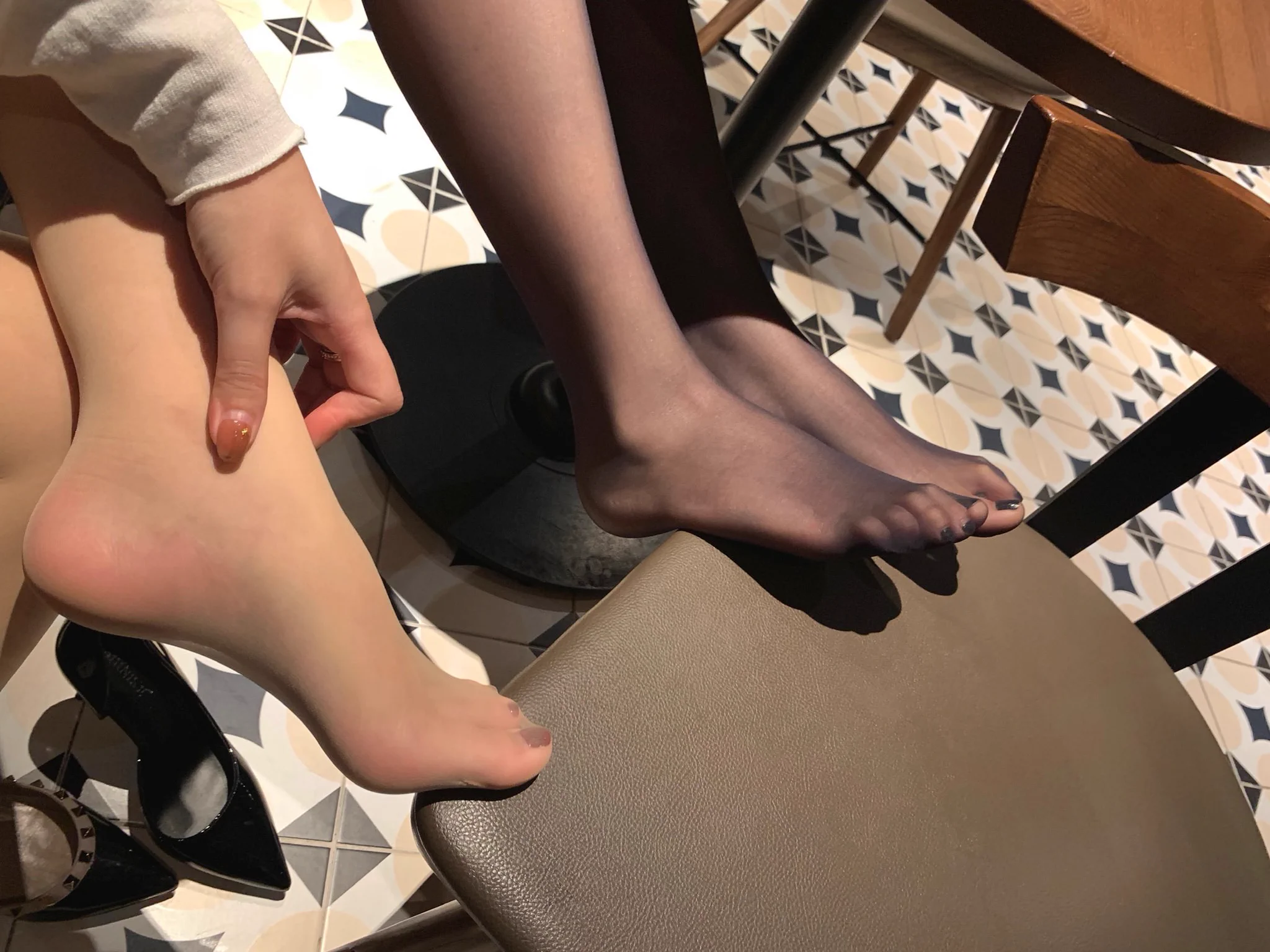 跟闺蜜比谁的脚臭……哈哈哈
#黑丝 #肉丝 https://t.co/a1VRHgH7gm