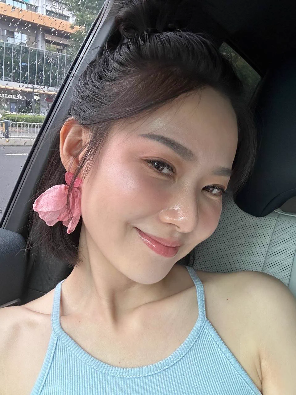 假期前都很忙，至于原因你们都猜到了吧，百忙之中给大家更新一下百人斩的进度。

被要求撅着屁股，拍下来发给你们看…很清楚很羞耻…我发现，女人一旦放纵起来，就很难回去了。有时也会觉得对不起老公，但是带来的刺激感新鲜感却让我没法停下来… 

今年以来最长的假期即将到了，大家的时间都很充足，想了解的可以私信晓丹