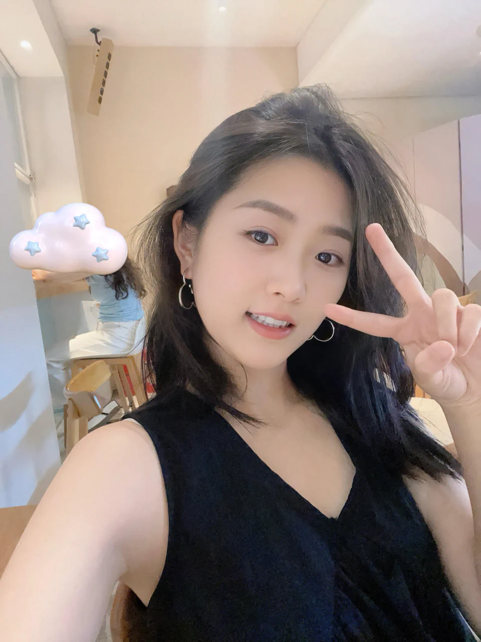 因为他太会撩了，说的话像糖，甜得不真实。他在旁边默默看着，笑得特别温柔。我就很脸红 https://t.co/4Ga4NJju6b