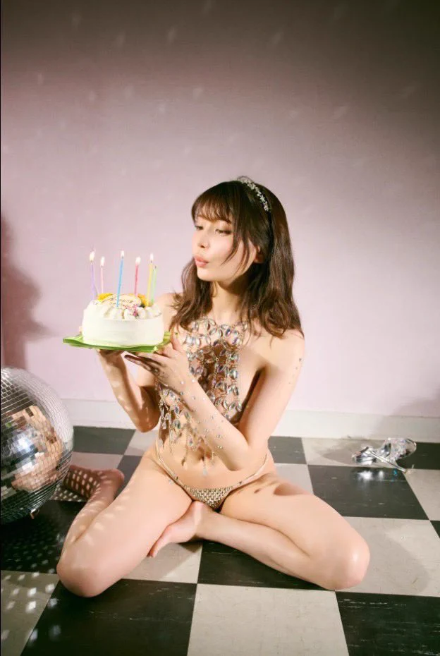 【お知らせ🕊️】

グラビア連載「AtoZ」、
本日最後のアルファベット！✨️
Zより、【Zenith】が公開されました！

▶️https://t.co/Ph1RvG6J12

半年間みなさんが予想してくださったり、たくさんの感想を頂けて、本当に嬉しかっです♡

26文字完走おめでとう✨️と、Zの撮影時にケーキを用意してくださった時の写真..💛

見てくださる方に楽しんでもらいたい！と毎文字のテーマをたくさんのアイディアを出し合いながら、半年間、撮影を支え続けてくださったスタッフさん方にも感謝の気持ちでいっぱいです(  ◜௰◝ )︎✨️

本当にありがとうございました！
ぜひご覧頂けると嬉しいです💛