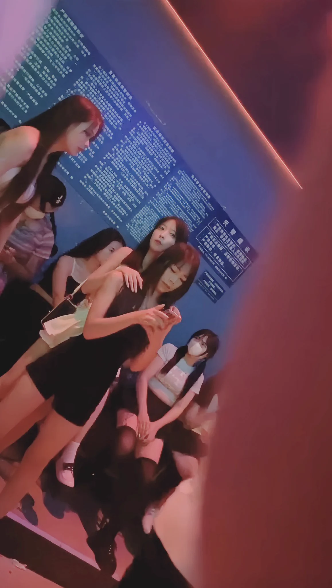 淫媒:舞客不仅可以在舞厅扣摸舞女,还可以谈价钱,去酒店接着玩。
资深狼友发来 #南通 最火砂舞厅报告。 https://t.co/G49qWL1uT0
