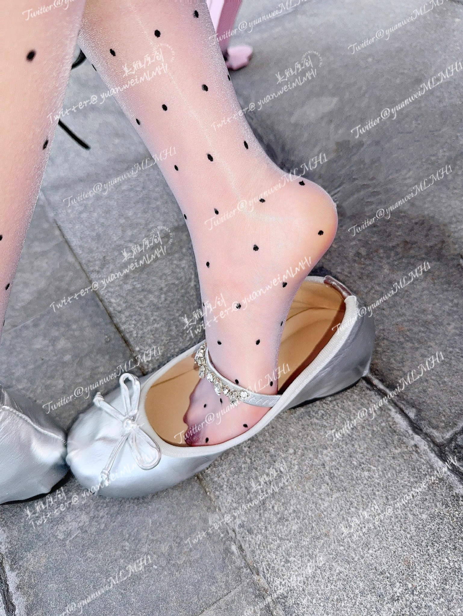 穿小腿袜配平底鞋逛了三小时街，脚底直接闷出“小水库”，找了个角落光速换袜子，主打一个舒适尴尬～ https://t.co/m2InEMMKSl
