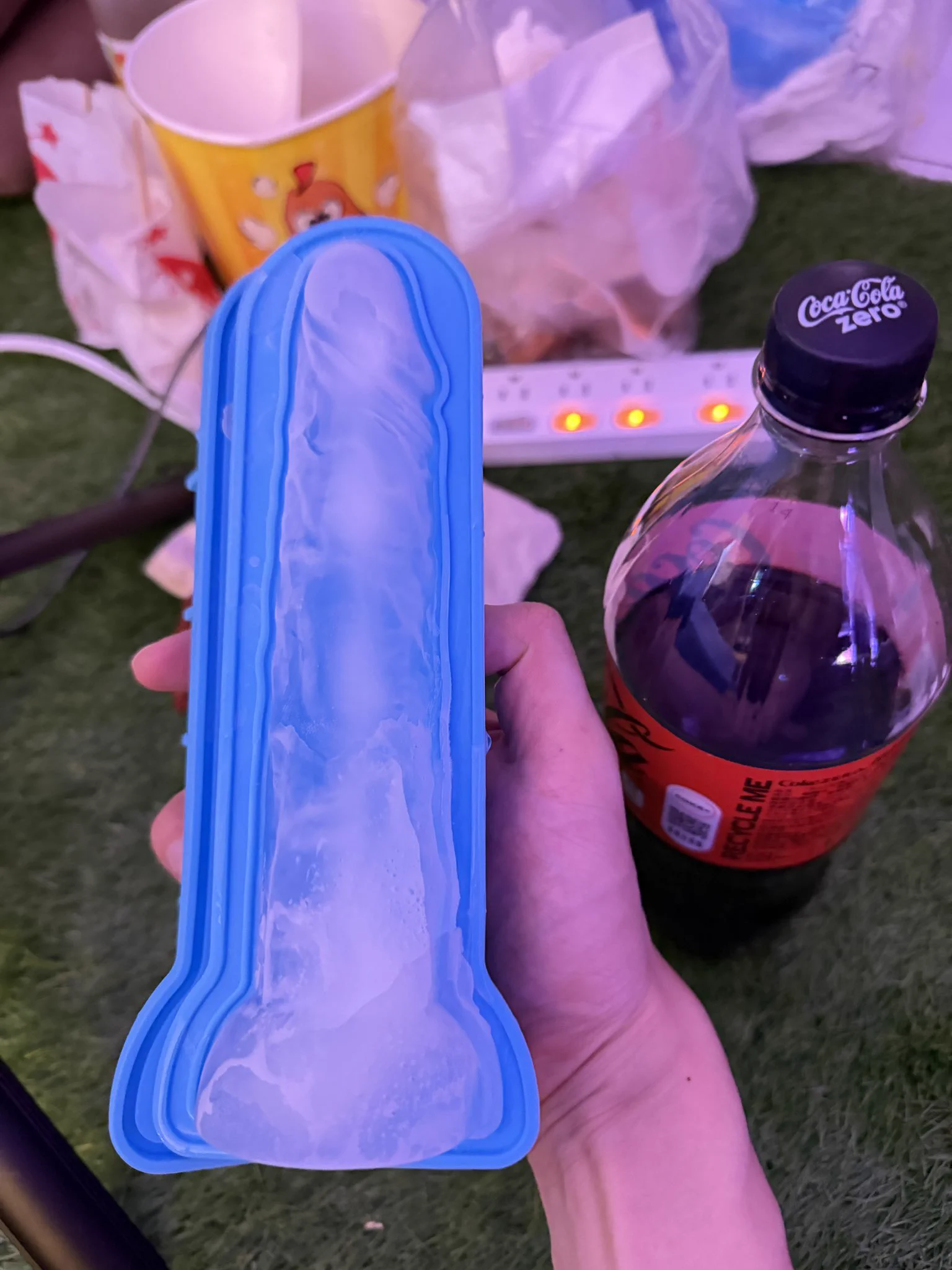 我來小巴家打switch
@whitetiger_YL 
他買了零卡可樂給我
我跟他說這個沒冰
有沒有冰塊
他拿這個給我
請問我該注意什麼🤔 https://t.co/j7ae6WXmvQ