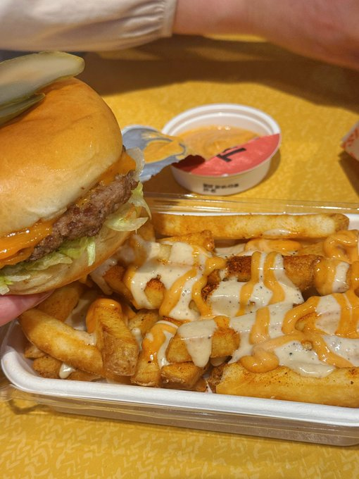 吃吃吃吃 https://t.co/eSw4X8SFBT