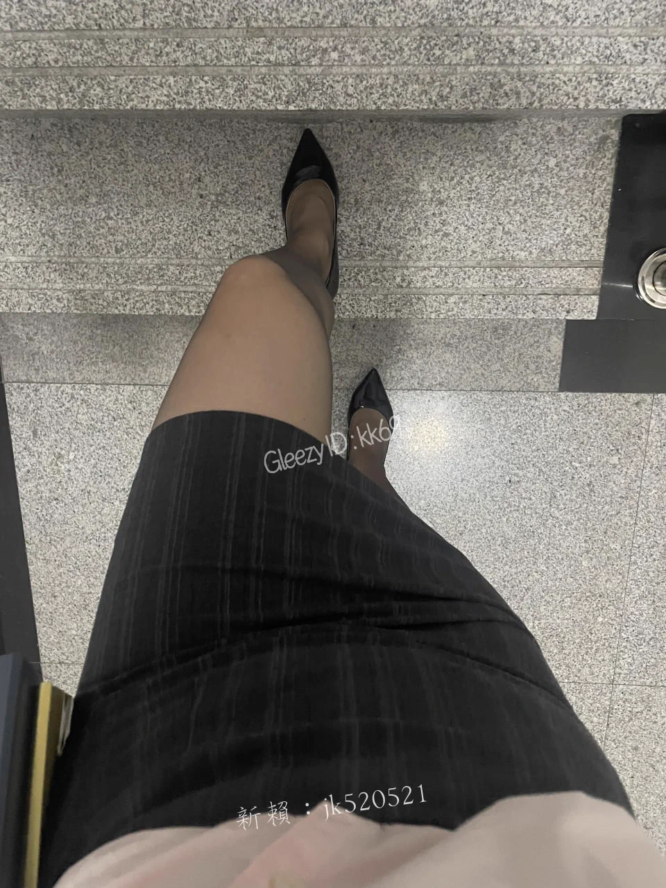我上班時有一個特別的紓壓方式 
就是午休偷躲在樓梯口自慰 
結果今天主管突然問我說 
你怎麽每天休息都去樓梯口
我當下完全不知道怎麼回答 好尷尬… https://t.co/kZFWeM3JUz