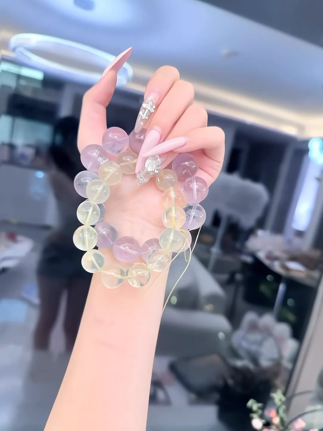 看水晶还是看我
（买水晶的老婆可以联系我哦 工厂价～ https://t.co/SzEWcx7KgD