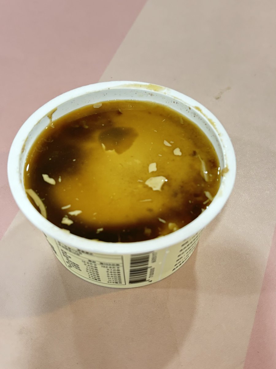 在seven買了一個紅茶布丁…
…
這什麼賣相…
我都不想說…
本來開開心心坐下來想好好吃個布丁

結果打開來

…完全沒食慾…… https://t.co/wLcaRXOPA4