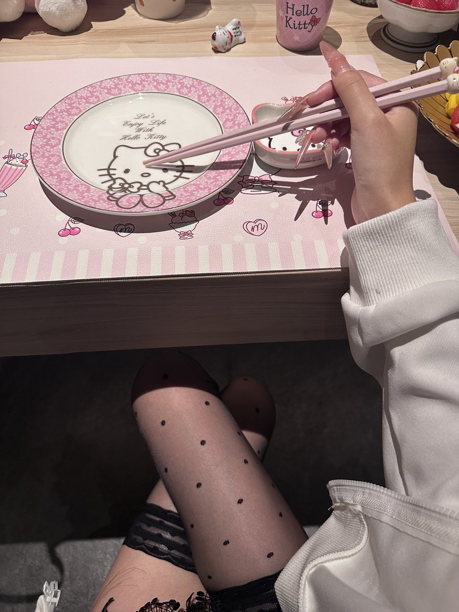 想跟我一起炸街吃吃喝喝吗～
周围的人都会羡慕你女朋友好漂亮呀 (★^O^★) https://t.co/CZKIMuoZuv