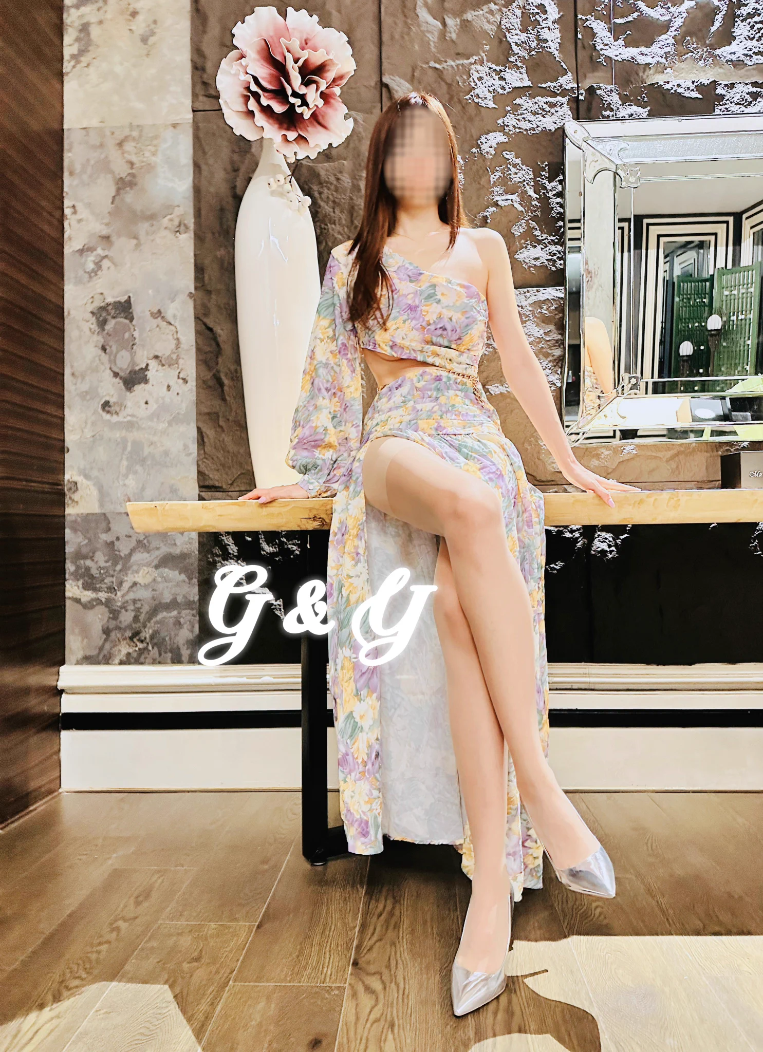 「勾引前男友🔥」

結婚前，我和前男友（化名 Louis）因為他的偷吃而分手，一直覺得他是個十足的渣男。
某天老公笑著對我說：
「那乾脆玩玩渣男好了😎😎」

於是我假裝心情低落，約 Louis出來見面。先在星巴克聊聊近況，然後順勢提到想去他家看看寵物

到了他家後，我故意擺出一副脆弱、需要安慰的模樣😔
氣氛逐漸升溫，順勢在床上接吻，摸著下面發現他硬了，就開始進入企劃的主題，發生了不該發生的事。

最後他忍不住射了，
我笑著對他說：
「你也不過如此😈」

接著走到窗邊，打開窗戶，朝樓下等候的老公揮了揮手，同步打開正在線上的老公，開擴音說：
「老公，他射了💦」

衣服穿一穿離開時，留下一臉震驚的渣男～

Louis說：「你有老公了？🤯」

#沒想到有今天的渣男🤭
