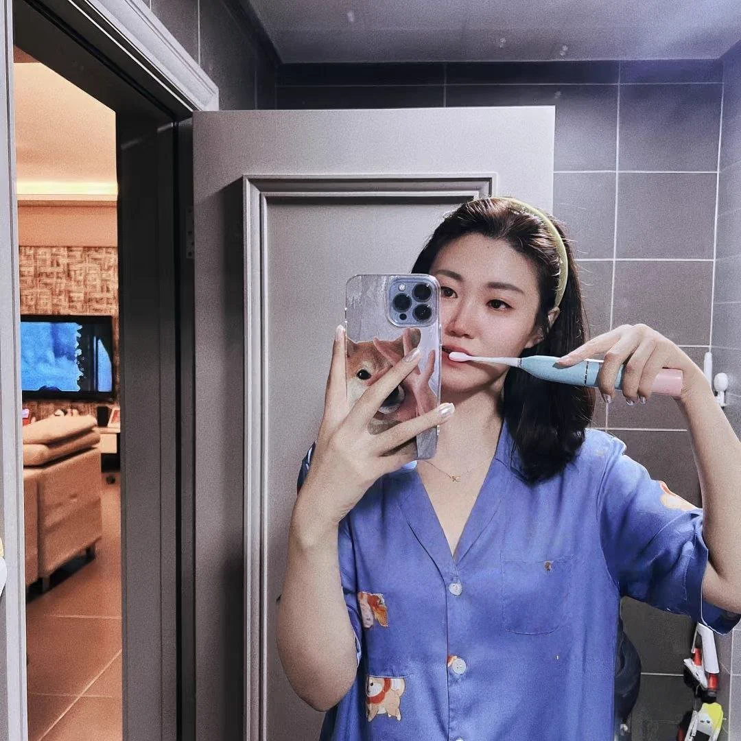 有没有人和我一样的，早上不想起，晚上睡不着~
有时候真羡慕那些孩子，每天都有人温柔叫醒，而我只有闹钟~ https://t.co/GM05blaky7