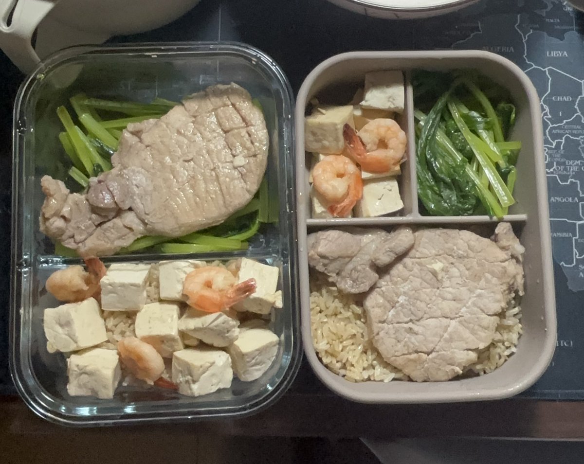 今天煮ㄉ便當🍱

糙米飯+蝦仁+豆腐+菜菜+肉肉

（看起來好好吃）
（但我還沒吃到 不知道吃起來怎麼樣） https://t.co/99XMhS7TtS