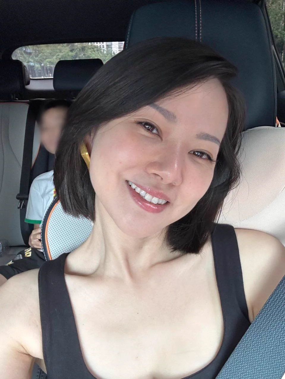 好多同事一会说我长得像闫妮，一会说我长得像刘涛…我也是服啦。

因为我其实只想做自己，也不想再束缚自己了，毕竟小孩也小学了，再不放纵就老了… 

都说姨最近眼含春波，说我性生活不错，错了，其实都憋在眼睛里了… https://t.co/4GuURnc11o