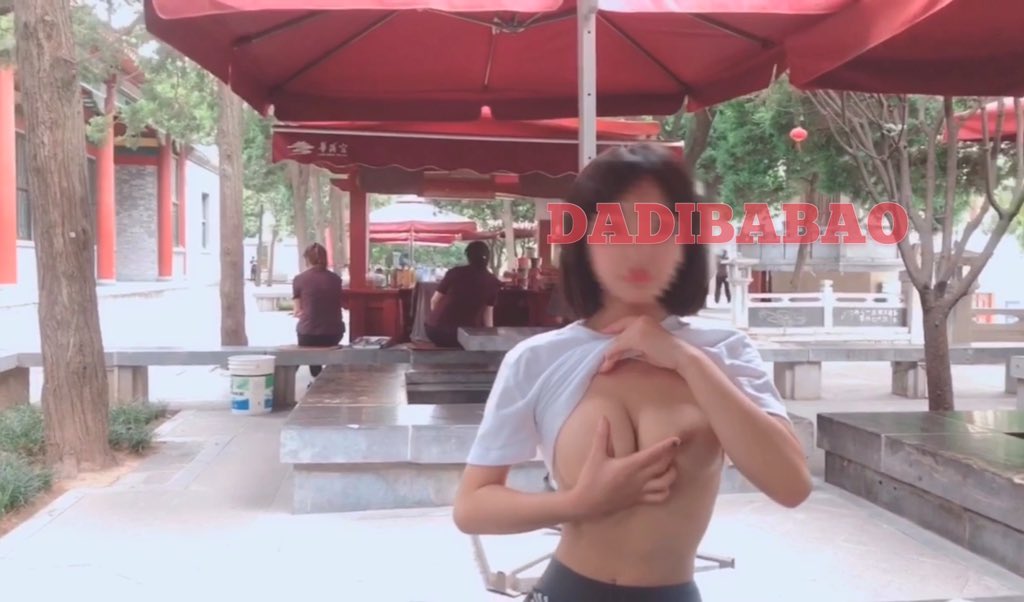 "今天心情好，想送粉丝一个小福利！ 你想要我发什么？私信告诉我！ #粉丝专属" https://t.co/xA9JJH27p2