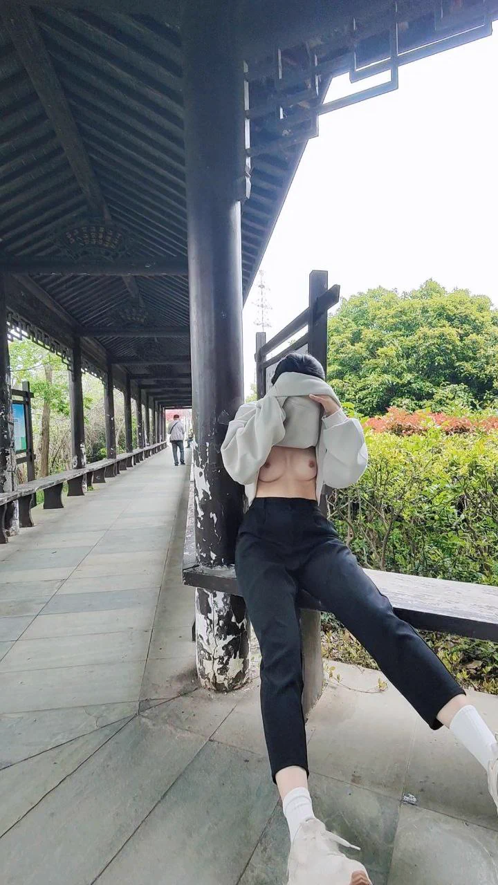 这件衣服有点紧，户外穿有点危险…你会帮我挡着吗？ https://t.co/TQn83XtXLW