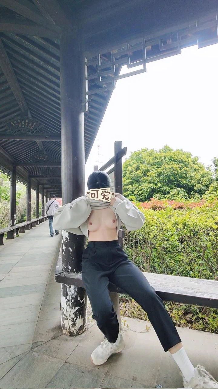 这件衣服有点紧，户外穿有点危险…你会帮我挡着吗？ https://t.co/TQn83XtXLW