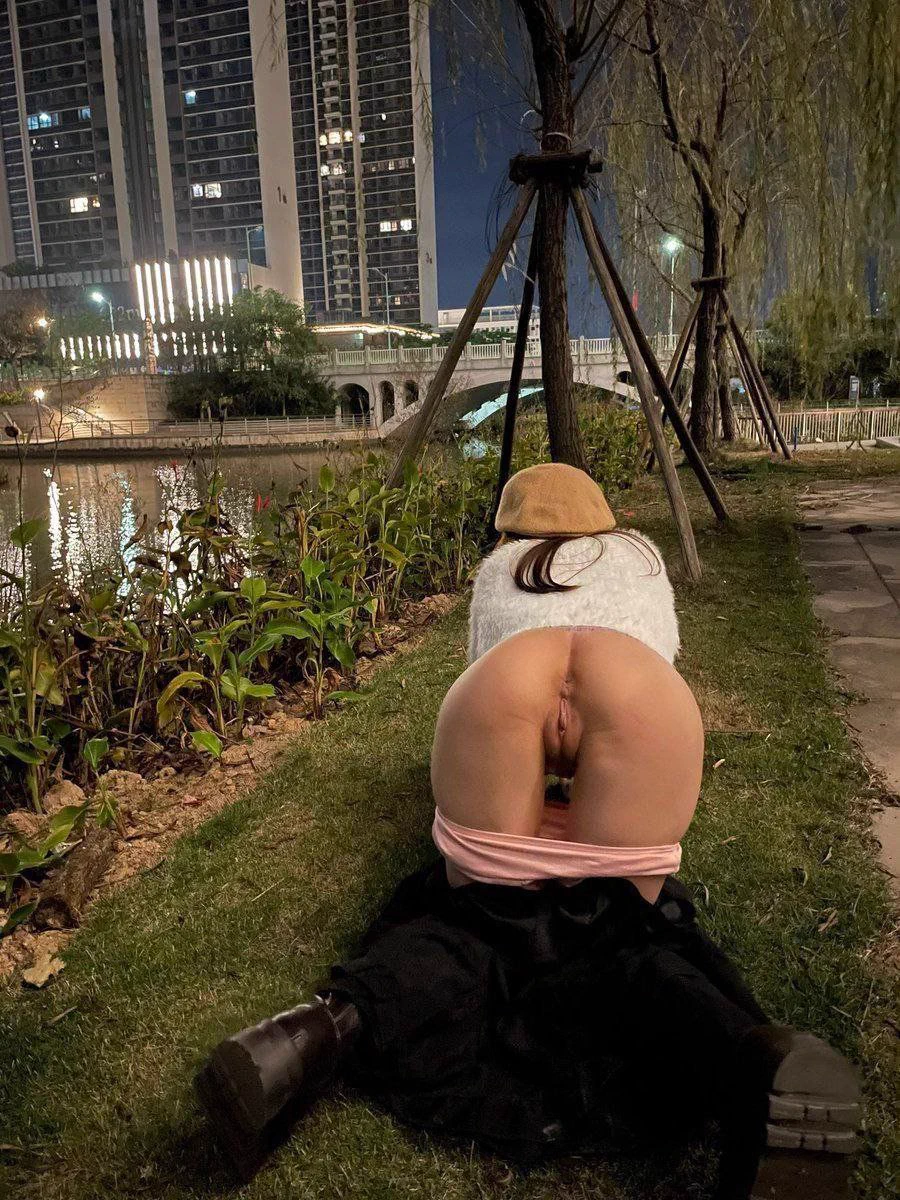 风吹乱了我的衣服，你会帮我整理吗？ 快来评论你的答案！ https://t.co/I2g0Mr0sK5