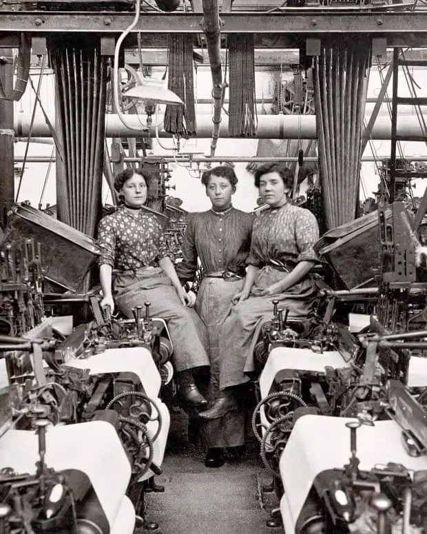 Women factory workers in a cotton mill in Lancashire, circa 1908. https://t.co/QBGRLGv8Ab