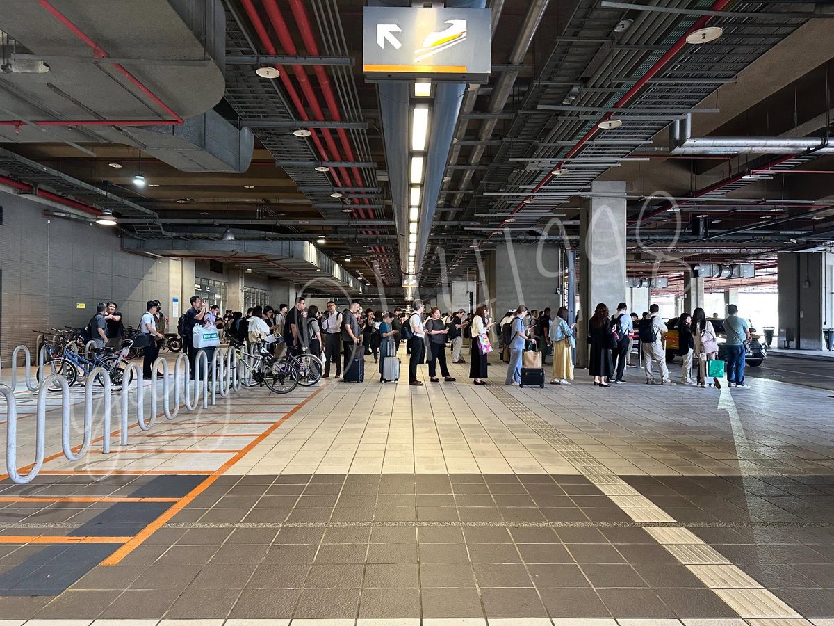 猜猜我到哪裡～～

搭計程車的人潮也太可怕了吧
原本想搭計程車離開 
計程車已經被搭乘一空😱
還是這是這裡常態ㄌ？ https://t.co/VB4H6Tu69b