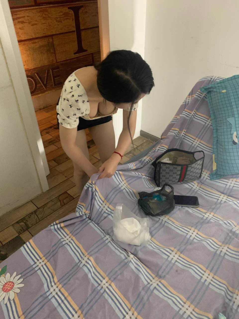 #武汉 #荣华街 #站街 #扫街 
荣华街老王家（烈马家）婷子，200裸吹+做。胸型很完美啊，但多年的经验告诉我这个像是假胸。 https://t.co/sMiA99sUf3