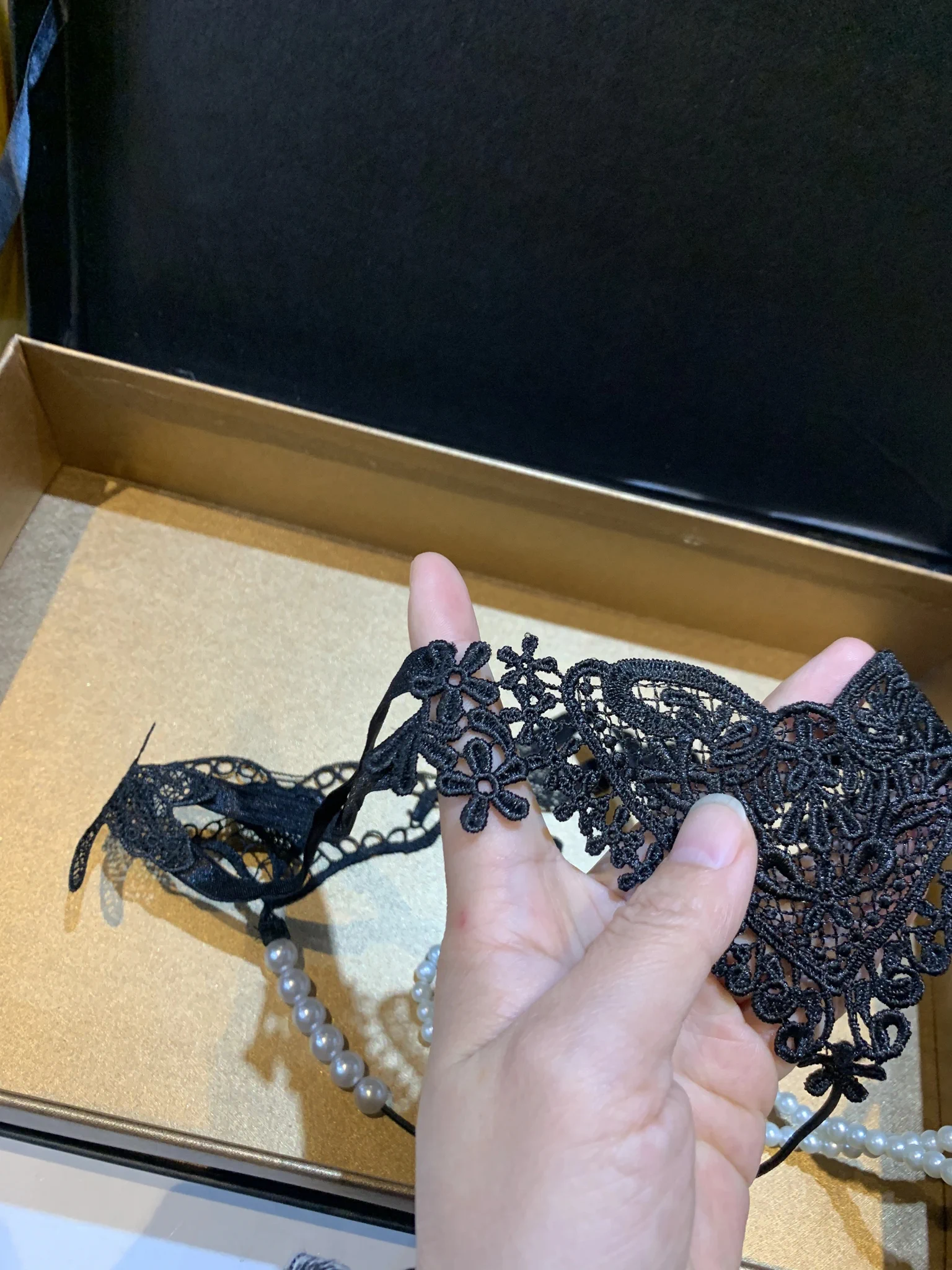 午饭时候，鬼使神差地，我又走进了楼下那家和他一起去过的内衣店。拿起这条珍珠内裤时，店员还笑着说：“姐，今天你先生怎么没陪你来？”我只能尴尬地笑笑，她哪里知道，他从来不是我的先生，只是我的情人罢了。那一瞬间，又想起理医生的话，他说，让我买一件好看的，试试，看看自己还能不能找回自己，还能不能重新感觉自己是个女人。可我一拿起它，就好像被拽回了去年在深圳出差的那个晚上，当时我在网上随便买过一条，记得好像是一个球，那个死老板就用按摩棒，一直顶着那里按。我根本受不了，尴尬得喷了一床，他还趴在我身上一直笑。我们只好打电话换了房间，我都不知道第二天客房服务员看到那床单，心里会怎么想。后来他跟我说，回上海让我买条小珠子的，让我上班时候穿。我当时还骂他是老色鬼，就想把我变成和他一样的变态。现在可好，我自己站在这里，主动想买一条试试了。
讽刺的是，那个唯一想看我穿的人，已经不在了。#记录 #回忆