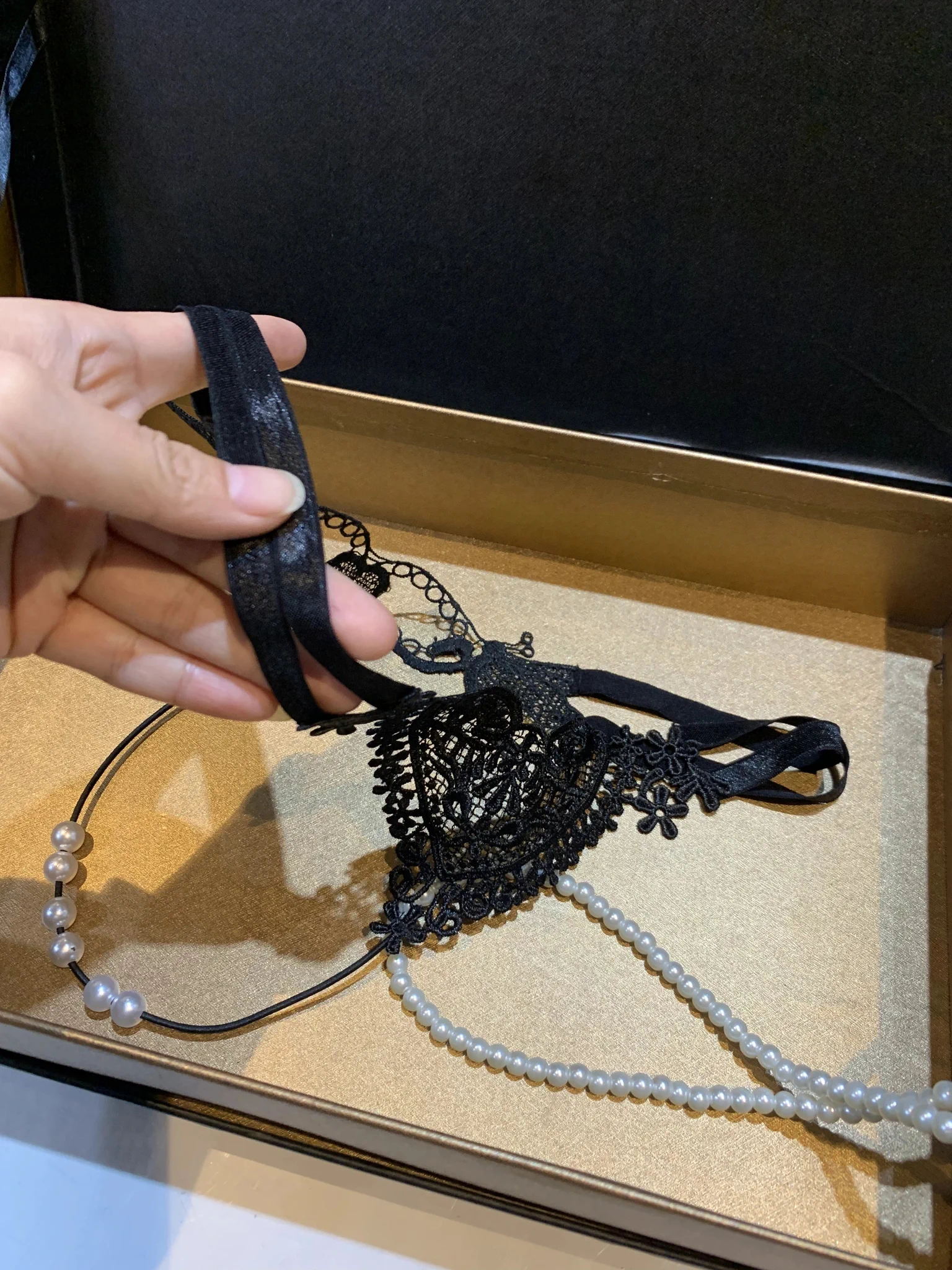 午饭时候，鬼使神差地，我又走进了楼下那家和他一起去过的内衣店。拿起这条珍珠内裤时，店员还笑着说：“姐，今天你先生怎么没陪你来？”我只能尴尬地笑笑，她哪里知道，他从来不是我的先生，只是我的情人罢了。那一瞬间，又想起理医生的话，他说，让我买一件好看的，试试，看看自己还能不能找回自己，还能不能重新感觉自己是个女人。可我一拿起它，就好像被拽回了去年在深圳出差的那个晚上，当时我在网上随便买过一条，记得好像是一个球，那个死老板就用按摩棒，一直顶着那里按。我根本受不了，尴尬得喷了一床，他还趴在我身上一直笑。我们只好打电话换了房间，我都不知道第二天客房服务员看到那床单，心里会怎么想。后来他跟我说，回上海让我买条小珠子的，让我上班时候穿。我当时还骂他是老色鬼，就想把我变成和他一样的变态。现在可好，我自己站在这里，主动想买一条试试了。
讽刺的是，那个唯一想看我穿的人，已经不在了。#记录 #回忆