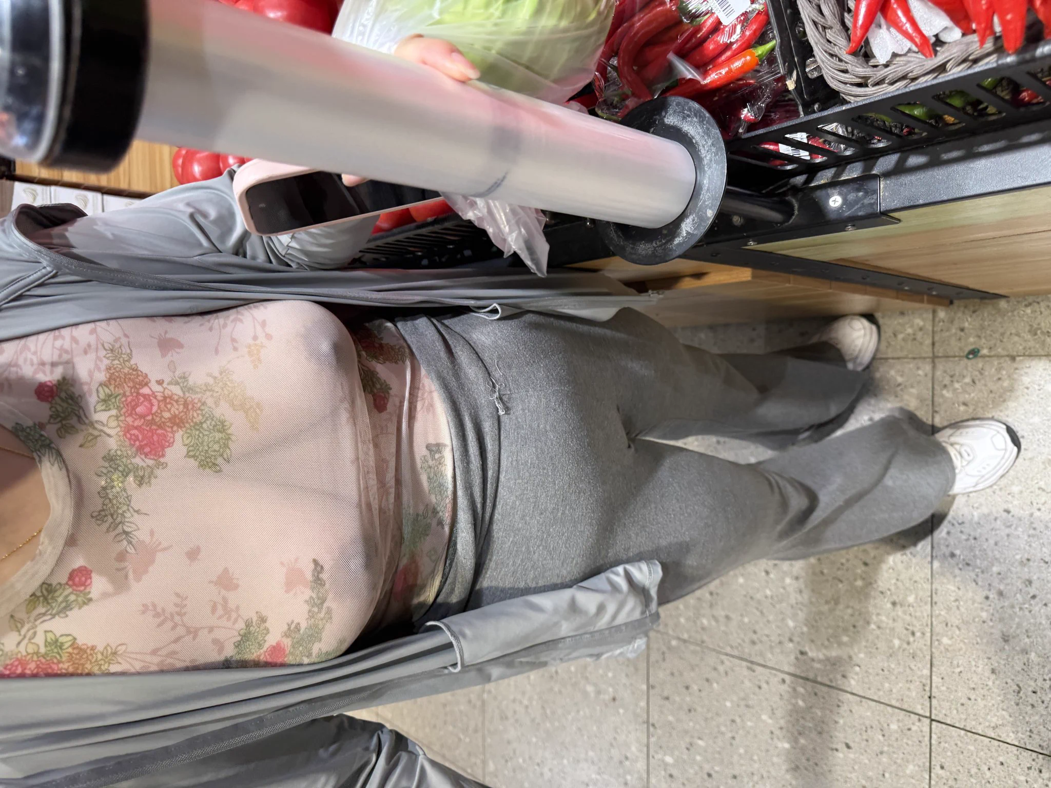 今天，约少妇去逛超市，让她尝试真空透视装，在超市挑菜的时候，身边不断有男人眼神往我们这边看，真想让她去勾引人家，晚上少妇回去给她女儿做个饭，在出来陪我，跟她老公说她加班，加班就是在床上被操。 https://t.co/klMgK3KYBo