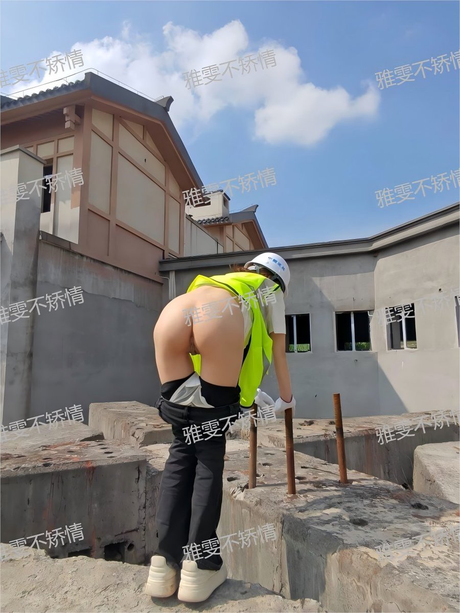 今天来施工现场，结果一群工人盯着我看，还小声嘀咕什么

你们觉得是好奇还是在夸我？

他们如果看见我光着屁股的样子，会不会想冲过来插进去？换你呢？？ https://t.co/8yrG3dNvDd