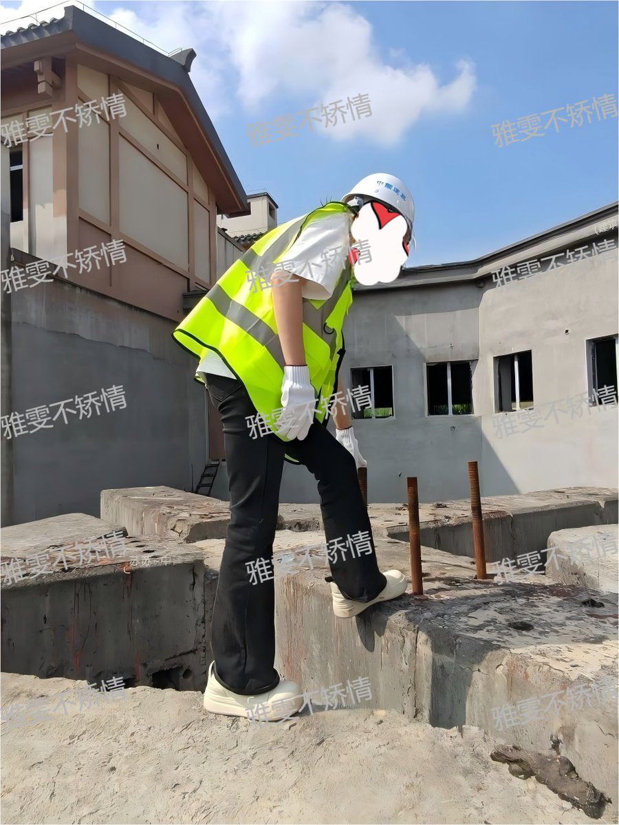 今天来施工现场，结果一群工人盯着我看，还小声嘀咕什么

你们觉得是好奇还是在夸我？

他们如果看见我光着屁股的样子，会不会想冲过来插进去？换你呢？？ https://t.co/8yrG3dNvDd