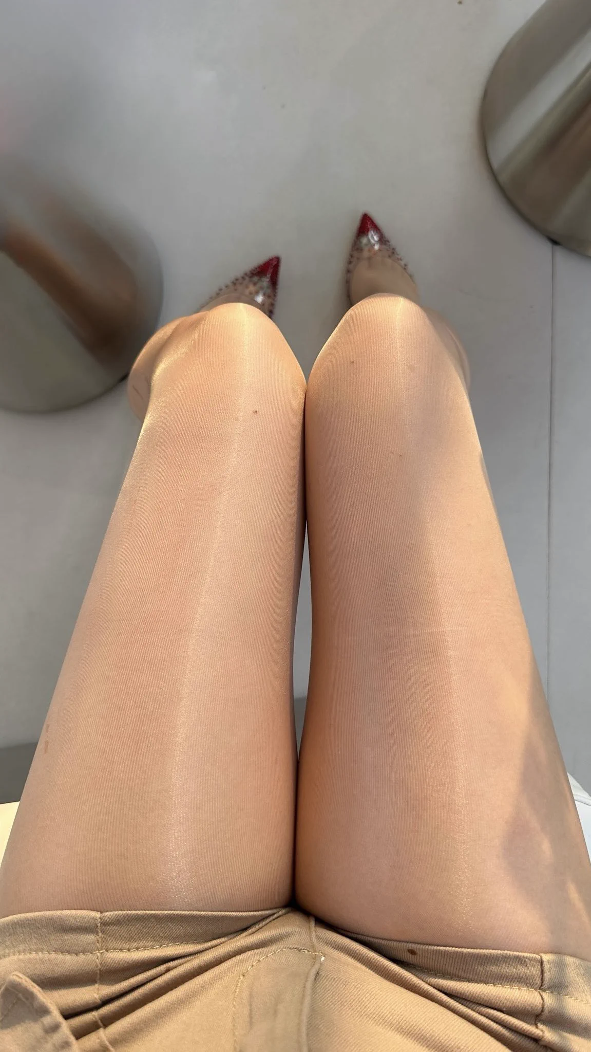 光滑的丝感在阳光里流动，
每一寸线条都自带秩序。
不需要言语，姿态就是命令。 https://t.co/98CflQILzq