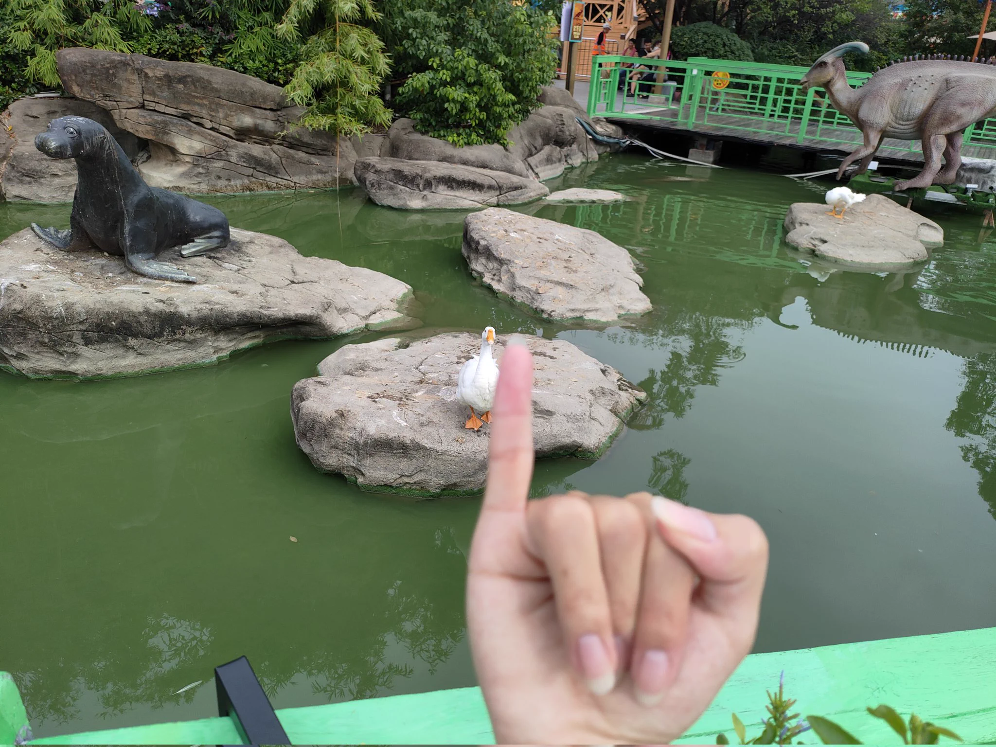也许主包真的应该试试乐器，发现自己是真的喜欢唱歌和享受音乐氛围啊，尽管我知道现在开始谈论这些是一个很幼稚的情况，但是作为一个爱好进行下去好像也是不错哦(?)
所以果然还是得学嘛，架子鼓还是太重了，guitar什么的我的手太小了，真要电子琴嘛
就下定决心去吧
#男娘 #cosplay #ooc致歉 https://t.co/DNLQeZPdkA