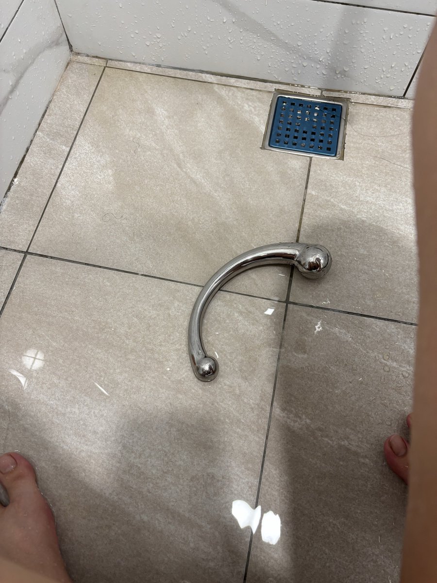 把自己幹到忍不住跑去淋浴間放尿了
跑來的半路上還漏了幾滴幹 https://t.co/7trsoSKG27