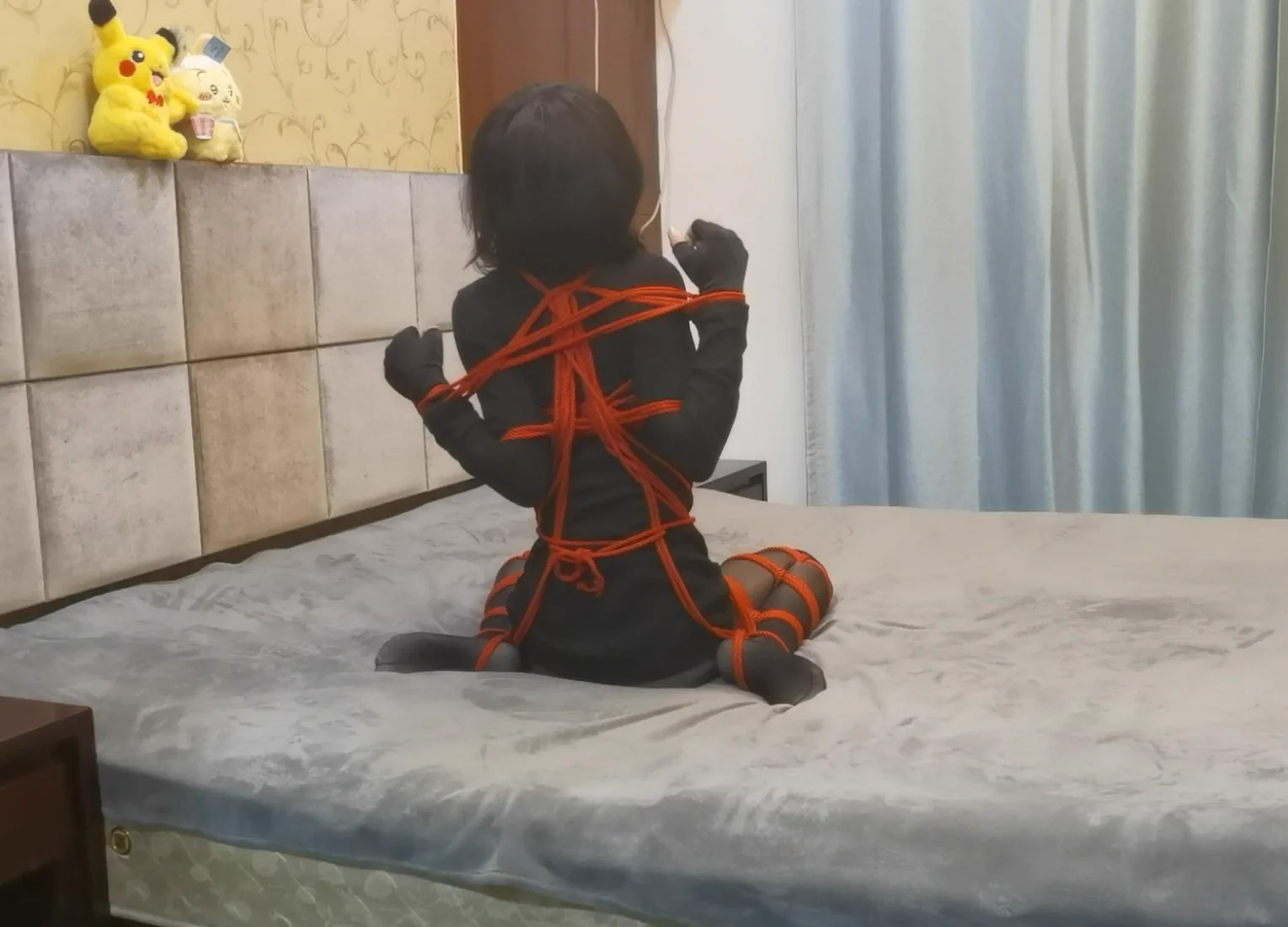 分腿固定好，大臂绑一起，手腕绑两边，感觉这样比正常手绑一起好操作一点，就是有点难解开 #自缚  #selfbondage https://t.co/il3AfSMGwF