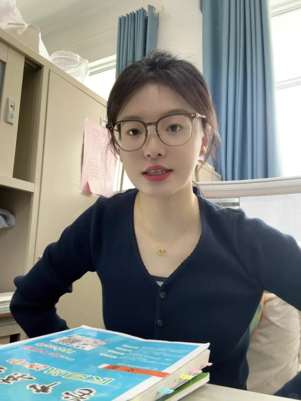 一个老师的寂寞，大概就是见朋友都想偷偷穿着开档丝袜，不知道你们能不能理解…  

凡是给老师本条点赞的，都送露脸私密照，私信自取 https://t.co/0GBzqZzMvW