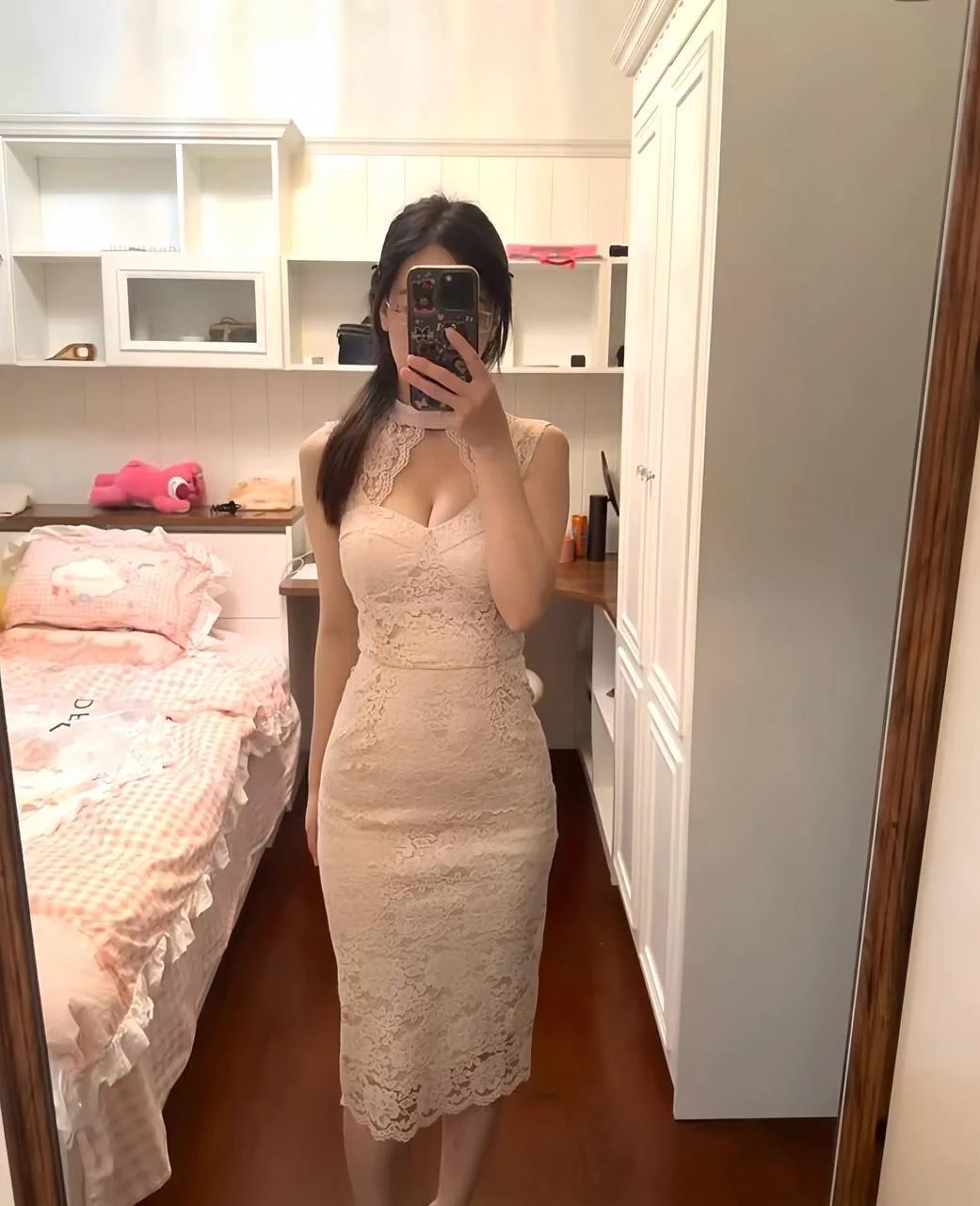 很不容易到了周六，今天不想当一个单调的宝妈了，换好裙子去和朋友见个面…

还是不敢太暴露，那就简单拍个足底和臀部给大家看看吧… 希望以后能逐渐加大尺度～ https://t.co/0cwXGuCQMi