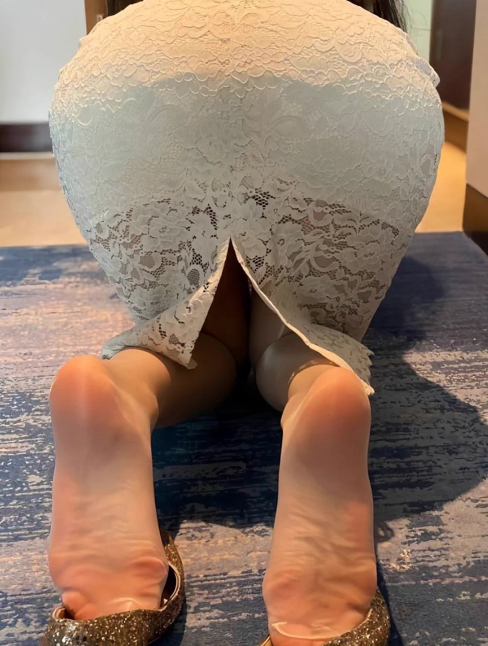 很不容易到了周六，今天不想当一个单调的宝妈了，换好裙子去和朋友见个面…

还是不敢太暴露，那就简单拍个足底和臀部给大家看看吧… 希望以后能逐渐加大尺度～ https://t.co/0cwXGuCQMi