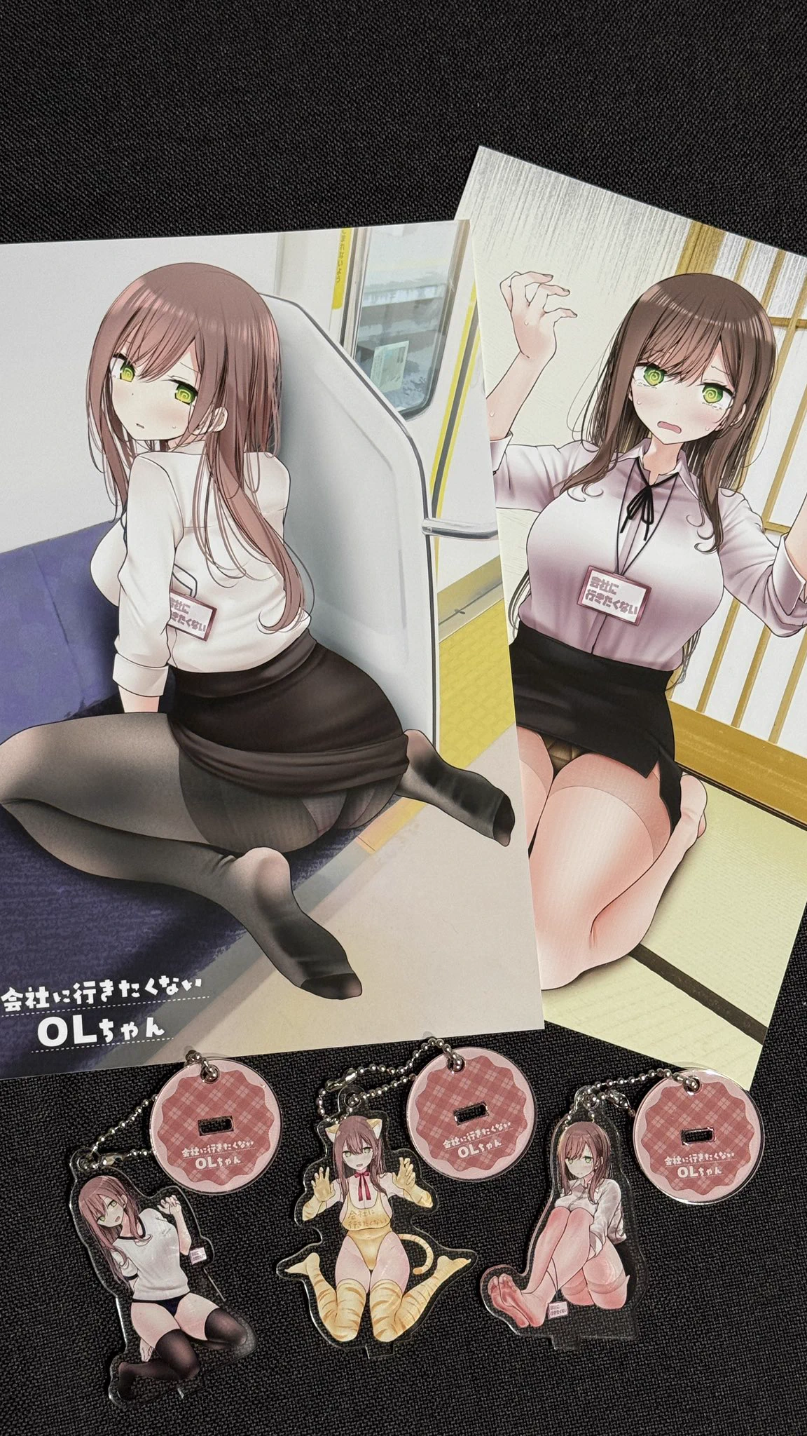 これは #ＯＬちゃんウェブポン のA・B賞
アクスタキーホルダーの方は人差し指くらいのかわいいサイズだよ〜☝️😉 https://t.co/nhTpzSyirB