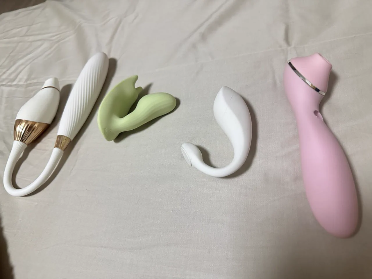 30岁以后生活开始变得平淡，
那些刚认识时的悸动和渴望慢慢褪去了颜色。
我们不再像年轻时那样，心跳加速、眼神里充满新鲜感。日复一日的生活习惯了对方的存在。
但偶尔，我还是会渴望——
渴望有人懂我，带我走进一个轰轰烈烈的夜晚，能让我重新感受到那份心跳和激情。 https://t.co/Lr8I2YPkTX